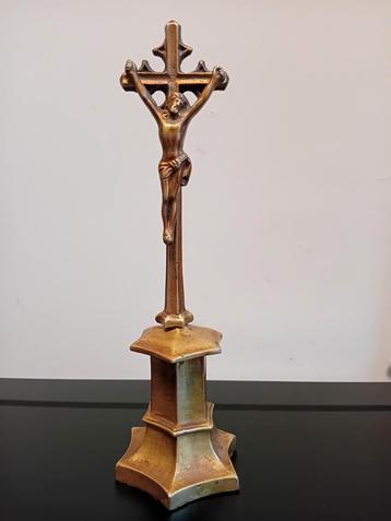 Christus aan het kruis in verguld brons   beschikbaar voor biedingen