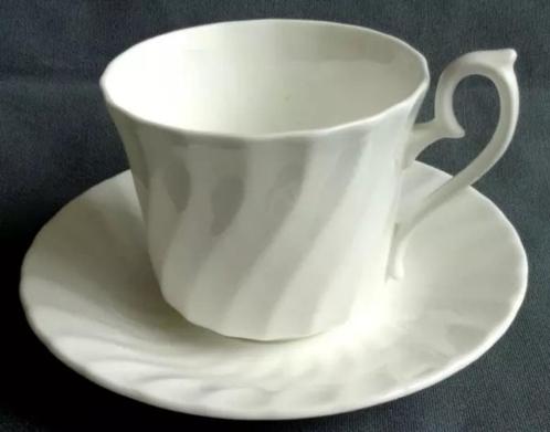 DELFESTA STAFFORDSHIRE ENGLAND kop en schotel wit H6cm O7cm, Huis en Inrichting, Keuken | Servies, Zo goed als nieuw, Verzenden