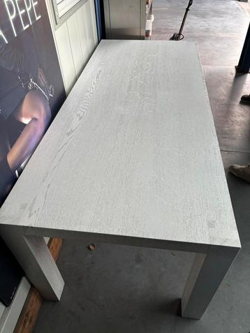 Witte Eettafel beschikbaar voor biedingen