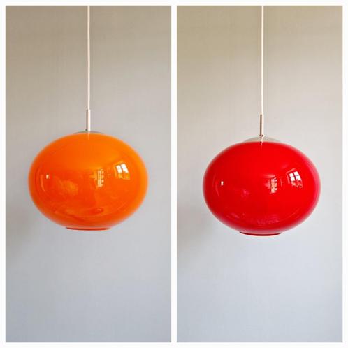 Grote Space Age-hanglamp in oranje/rode opaline, 1960-70, Antiek en Kunst, Antiek | Verlichting, Ophalen of Verzenden