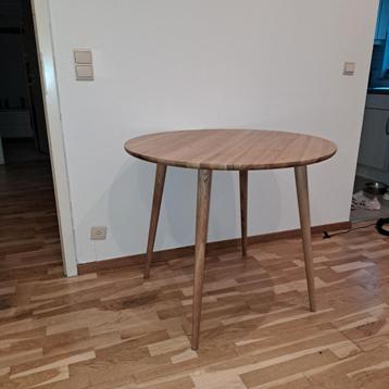 Table ronde en bois massif disponible aux enchères