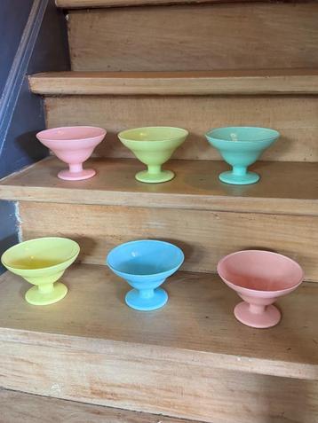 Sorbetcoupes jaren 30 in gekleurd glas, 6 stuks beschikbaar voor biedingen