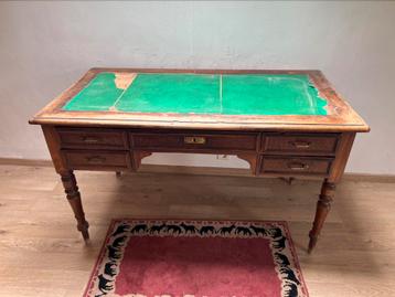 Vintage bureau beschikbaar voor biedingen