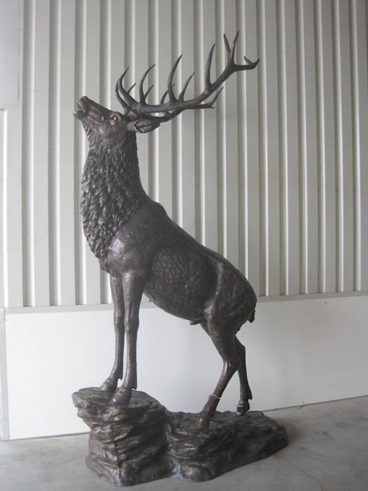 bronzen hertenbeeld op rots H 3m 25!!!, Tuin en Terras, Tuinbeelden, Nieuw, Dierenbeeld, Overige materialen, Ophalen