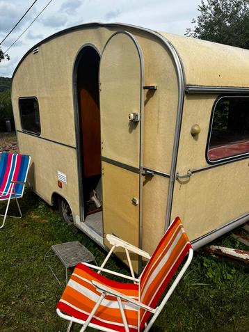 Te renoveren jaren 70 caravan beschikbaar voor biedingen