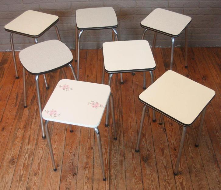 Formica Krukjes / Hagelwit, Lichtgrijs, Wit Met Bloemen, Huis en Inrichting, Krukjes, Zo goed als nieuw, Ophalen of Verzenden