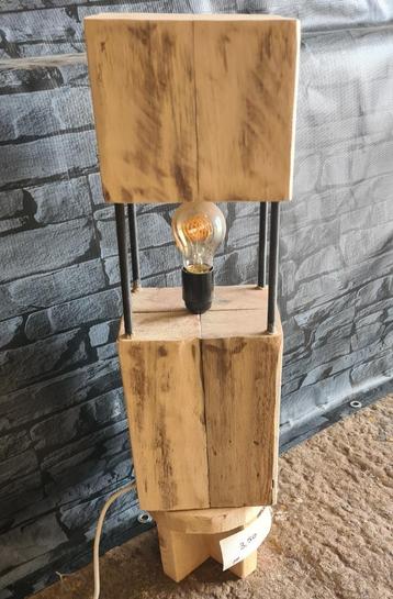 Unieke Houten Lamp – Lichtpunt met Karakter  beschikbaar voor biedingen