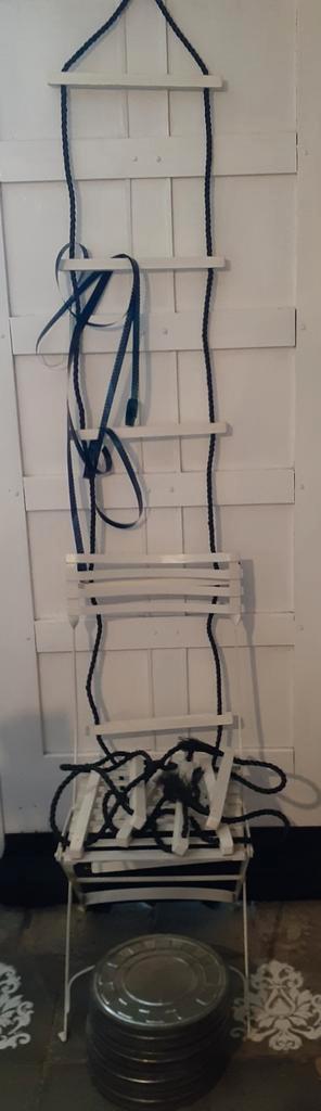 Decoratief laddertje in zwarte koord en witte balkjes beschikbaar voor biedingen