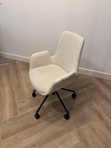 Beige bureel stoel beschikbaar voor biedingen