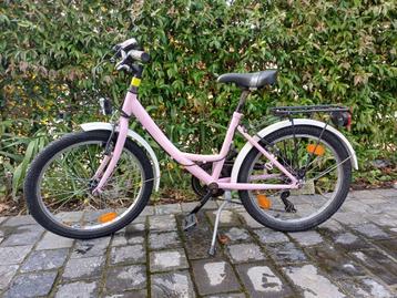 Roze meisjes fiets beschikbaar voor biedingen