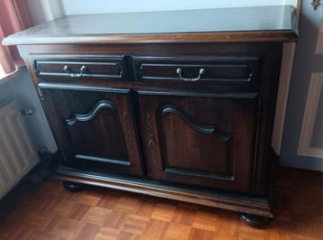 Kleine dressoir, 2 deurs, in donker massief hout beschikbaar voor biedingen