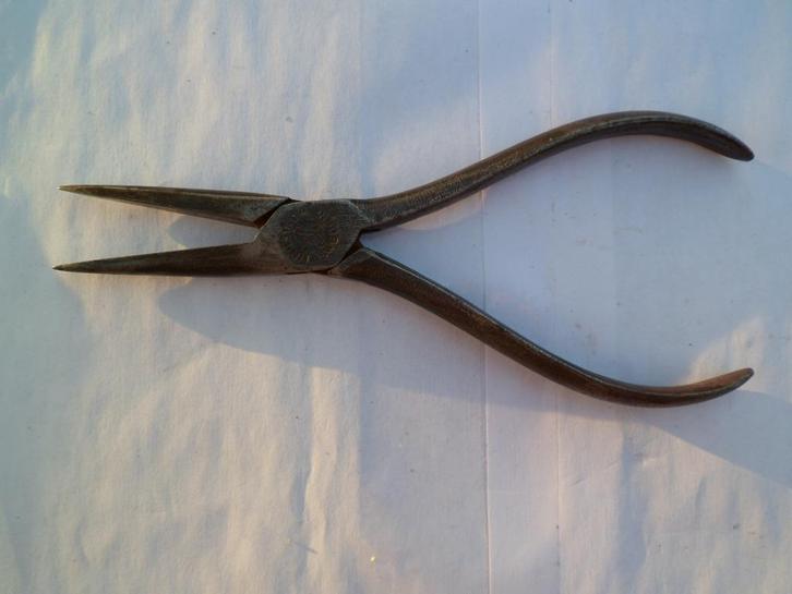 Pince à bec effilé mâchoires plates Lindstrom, Suède FE L AB, Antiquités & Art, Antiquités | Outils & Instruments, Enlèvement ou Envoi