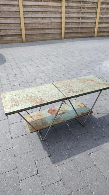Retro, jaren 60, laag metalen opvouwbaar campingtafeltje. beschikbaar voor biedingen