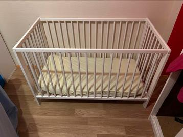 Lit bebe complet housse + couverture + 3 draps de lit beschikbaar voor biedingen