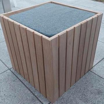Zitbankje of tafeltje of plantenbak in massief eik beschikbaar voor biedingen