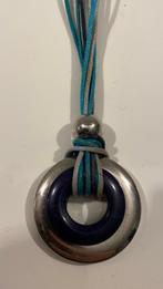 Zilverkleurige ketting met blauwe accenten, Handtassen en Accessoires, Kettingen, Met hanger, Kunststof, Blauw, Ophalen of Verzenden