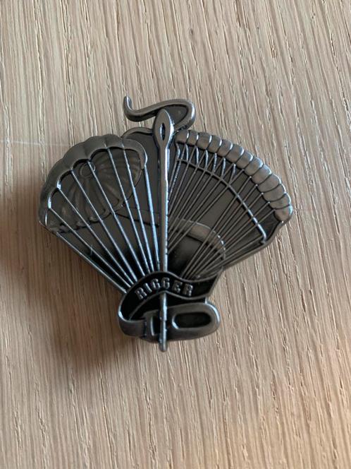 Paracommando rigger badge ( zilverkleurig ), Verzamelen, Militaria | Algemeen, Verzenden