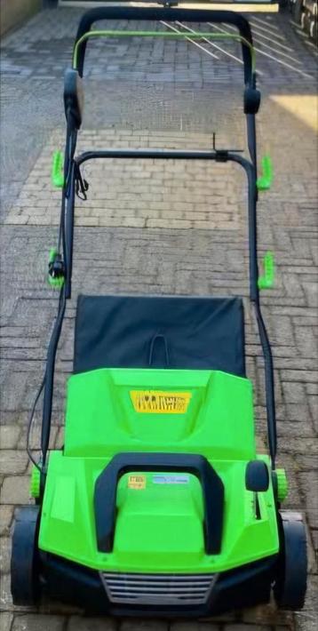 NIEUWE borstel- en reinigingsmachine voor kunstgras beschikbaar voor biedingen