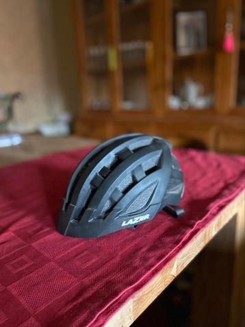 Lazer fietshelm beschikbaar voor biedingen