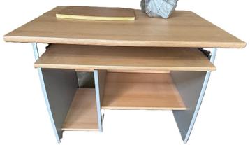 Computertafel beschikbaar voor biedingen
