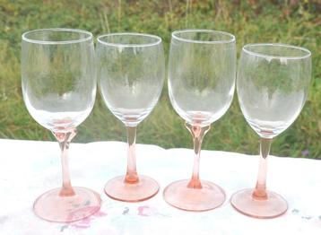 4 verres a vin pied rose 17 et 18,5 cm  beschikbaar voor biedingen