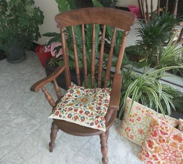 Fauteuil Ancien à Accoudoirs avec 3 Coussins Brodés beschikbaar voor biedingen