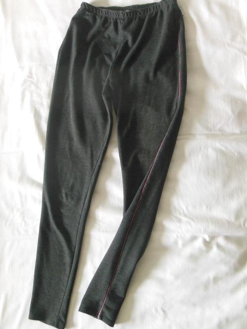Trainingsbroek grijs met roze streepje - 14/15 jr (164), Kinderen en Baby's, Kinderkleding | Maat 164, Gebruikt, Meisje, Sport- of Zwemkleding