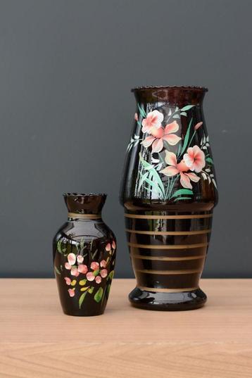 Vases en verre de couleur aubergine foncé à motif floral