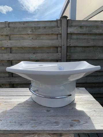 Lavabo toilet met koudwaterkraan en sifon beschikbaar voor biedingen