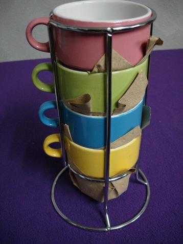 4 gekleurde koffie/thee/melk/chocolademelk tassen met houder beschikbaar voor biedingen