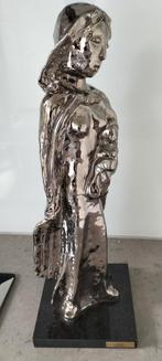 Madonna Dagmar tekoop, Ophalen