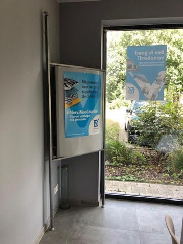 Porte-affiche de bureau éclairé des deux côtés disponible aux enchères