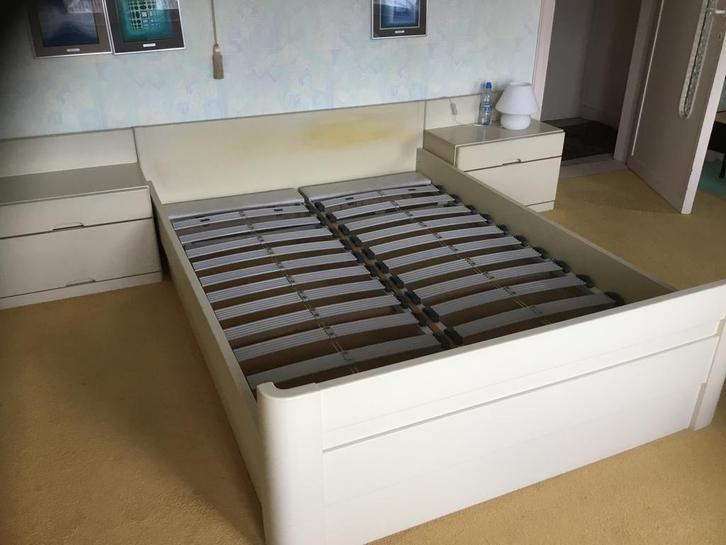 Slaapkamer, bed 140x200, twee nachtkaastjes en twee commodes, Huis en Inrichting, Slaapkamer | Bedden, Gebruikt, 140 cm, 200 cm