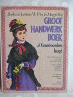 Groot handwerkboek uit grootmoeders jeugd, Antiek en Kunst, Ophalen of Verzenden