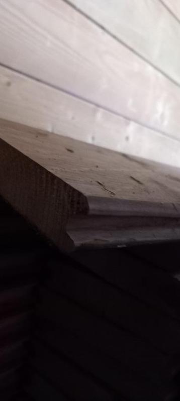 Houten planken beschikbaar voor biedingen