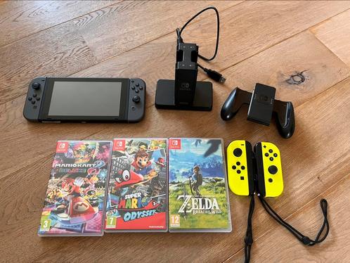 Nintendo switch, Games en Spelcomputers, Spelcomputers | Nintendo Switch, Zo goed als nieuw, Switch Original, Met 3 controllers of meer