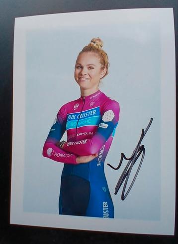 Gesigneerde foto van Laura Verdonschot.  beschikbaar voor biedingen