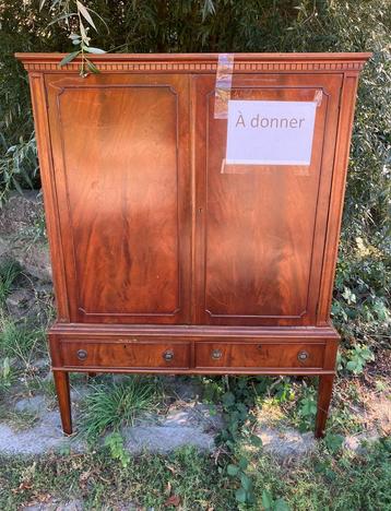 Garderobe in mahoniestijl beschikbaar voor biedingen