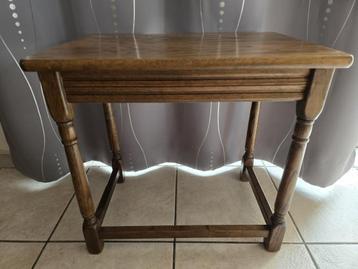 Houten siertafeltje beschikbaar voor biedingen