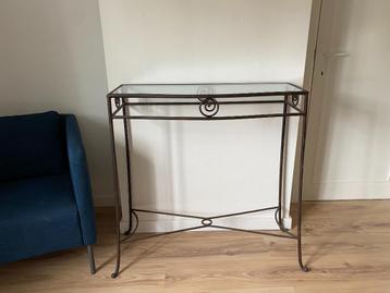 Designtafeltje beschikbaar voor biedingen