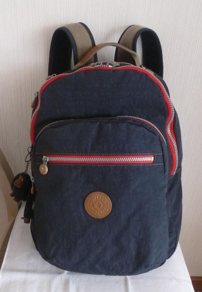 Kipling rugzak met marineblauwe en rode karamel + apenlogo, Handtassen en Accessoires, Tassen | Rugtassen, Gebruikt, Kipling, 25 tot 40 cm
