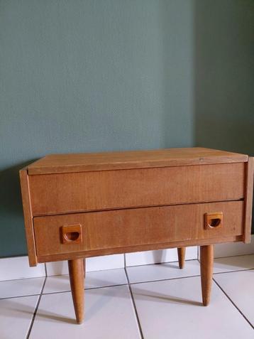 Vintage deens design kastje beschikbaar voor biedingen