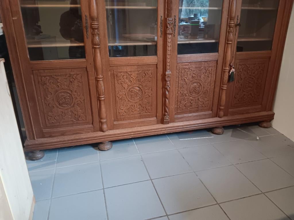 Antieke unieke vitrinekast met prachtig houtsnijwerk, Antiek en Kunst, Antiek | Meubels | Kasten, Ophalen