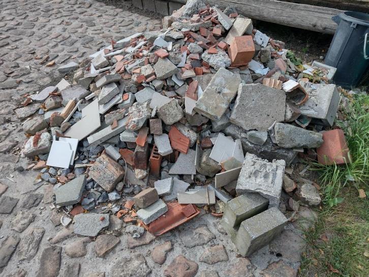 Gratis: steenslag, Doe-het-zelf en Bouw, Vloerdelen en Plavuizen, Gebruikt, Plavuizen, Steen of Klei, 150 cm of meer, 30 cm of meer