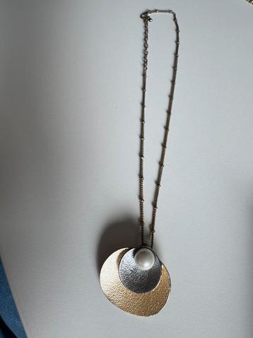 Ketting met mooie hanger, metaal, goud en zilverkleurig beschikbaar voor biedingen
