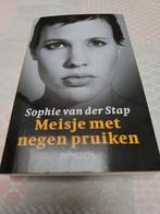 Sophie van der Stap - Meisje met negen pruiken, Livres, Littérature, Comme neuf, Enlèvement, Sophie van der Stap