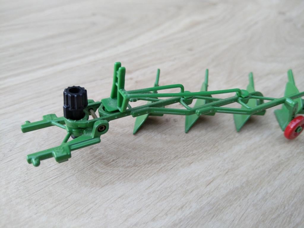 Siku ploeg 4 schaar, Hobby en Vrije tijd, Modelauto's | 1:32, Zo goed als nieuw, Tractor of Landbouw, SIKU, Ophalen of Verzenden