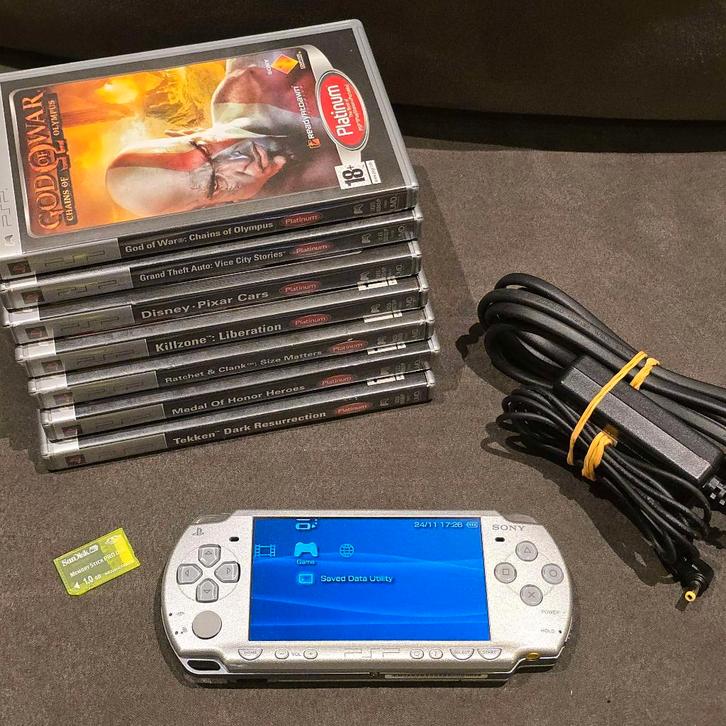 Zilveren PSP 2000 met 7 spellen een Memory Card, Games en Spelcomputers, Spelcomputers | Sony PSP, Gebruikt, PSP, Overige kleuren