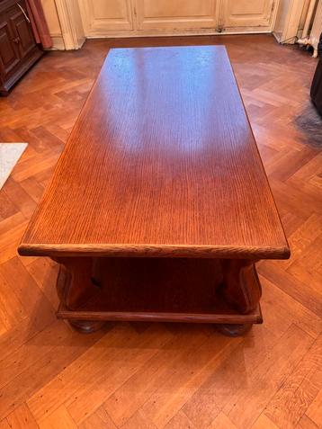 Zwaar houten tafelblad in de woonkamer eronder beschikbaar voor biedingen