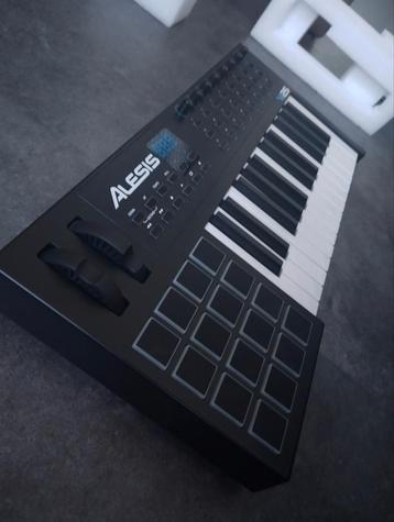 Alesis VI25 - 25 Key USB MIDI Keyboard , Muziek en Instrumenten, Midi-apparatuur, Ophalen, Zo goed als nieuw
